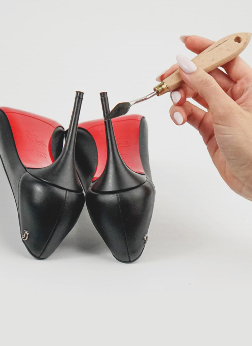 Renowacja obcasów szpilek w Warszawie – profesjonalna naprawa luksusowego obuwia damskiego