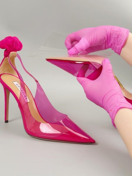 naklejanie foli ochronnej na luksusowe szpilki